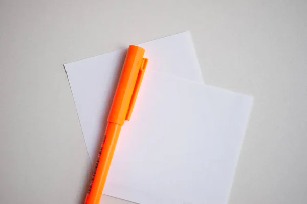 Nahaufnahme Weißes Papier Mit Orangefarbenem Stift — Stockfoto