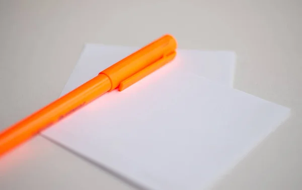 オレンジ色のペンでクローズ アップ ホワイト ペーパー — ストック写真