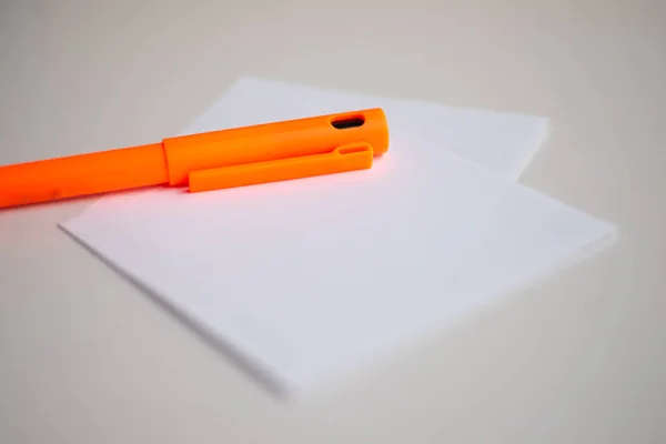 Zavřít Dokument White Paper Oranžovou Pen — Stock fotografie
