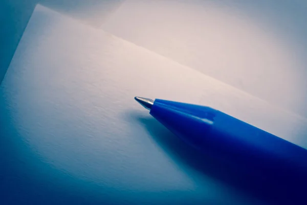 Закрыть Синей Ручкой Голубом Тоне — стоковое фото