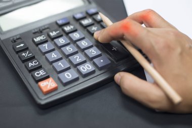 Tetik parmak ile hesap makinası.