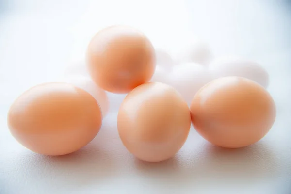 Grupa jaj na białym odcienia. — Zdjęcie stockowe