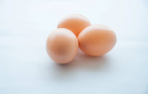 กลุ่มไข่บนโทนสีขาว . — ภาพถ่ายสต็อก