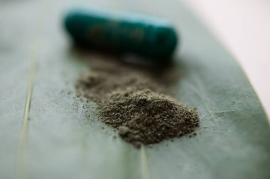 Yeşil ot üzerinde yakın.