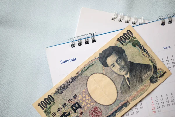 Közeli japán bankjegy a naptárral. — Stock Fotó