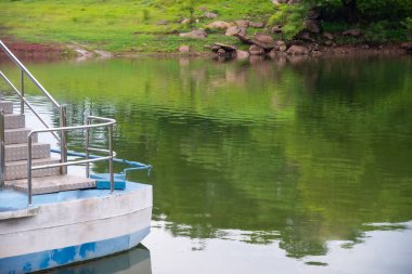 Nehirde tekneyi kapatın.