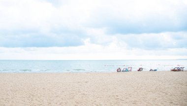 Deniz ve gökyüzü manzarası.