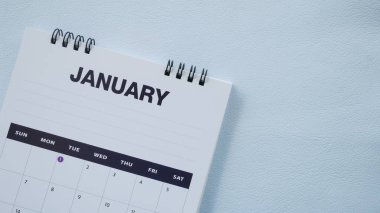 Planlama konseptinde beyaz takvim sayfasını kapatma.