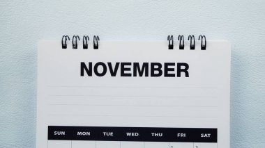 Planlama konseptinde beyaz takvim sayfasını kapatma.