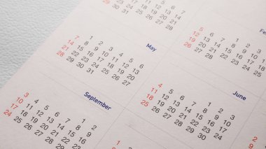 Beyaz arka plan üzerinde beyaz takvim.