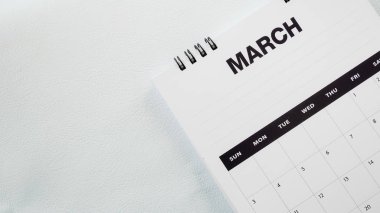 Beyaz arka plan üzerinde beyaz takvim.