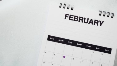 Beyaz arka plan üzerinde beyaz takvim.