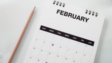 Beyaz arka plan üzerinde beyaz takvim.