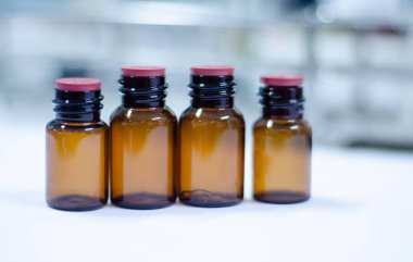 Laboratuvarda boş kahverengi şişe reaktifi.