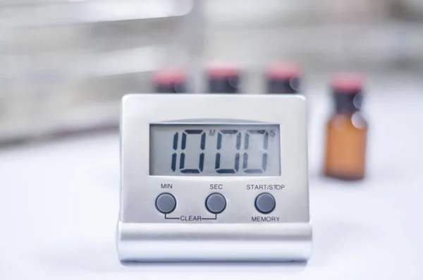Relógio temporizador branco em laboratório . — Fotografia de Stock