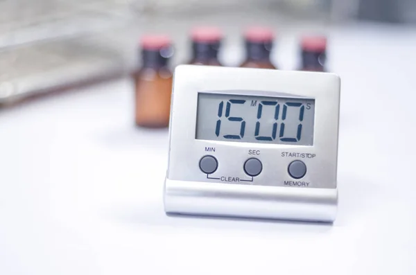 Relógio temporizador branco em laboratório . — Fotografia de Stock