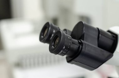 Mikroskop objektif lensi kapatın.