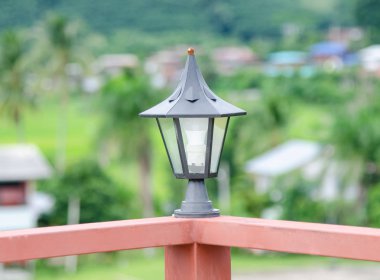 Yeşil arka planda Vintage lamba.