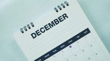 pastel tondaki takvim sayfası.