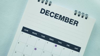 pastel tondaki takvim sayfası.