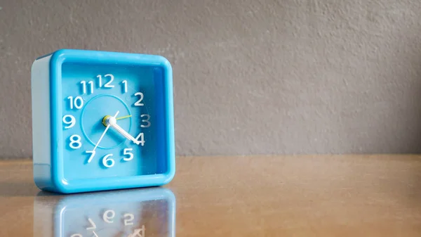 Relógio Azul Sobre Fundo Cinza — Fotografia de Stock