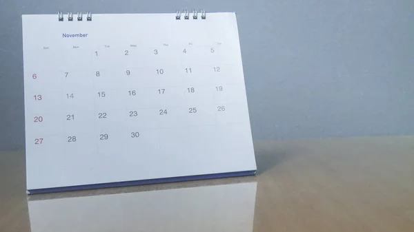Calendario di novembre su sfondo grigio . — Foto Stock