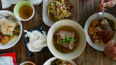 Ahşap masada karışık tay gıda.