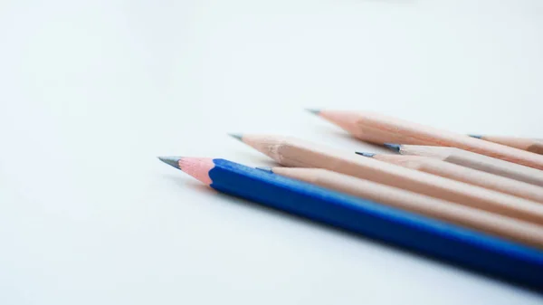 Ceruzacsoport a fehér térben. — Stock Fotó