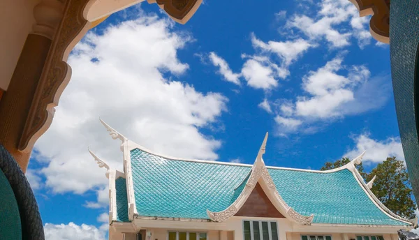 Hautnah weiße Wolke am blauen Himmel. — Stockfoto