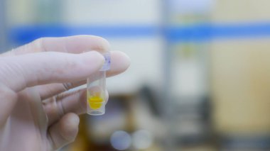 Laboratuvarda bulanık el bilim adamı.