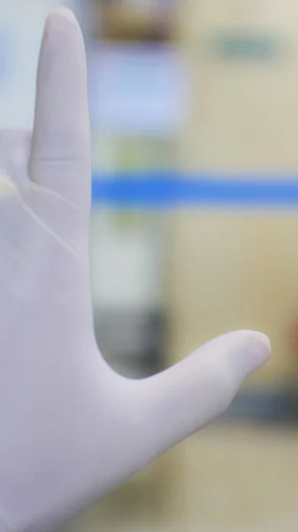 Размытая рука ученого в лаборатории . — стоковое фото