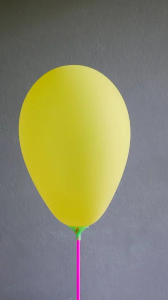 Jeden balon na szarym tle. — Zdjęcie stockowe