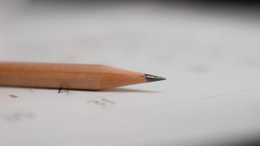 Beyaz takvimde kahverengi kalem.