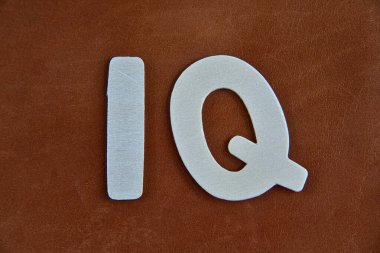 Kahverengi doku üzerine ahşap alfabeyi kapat.