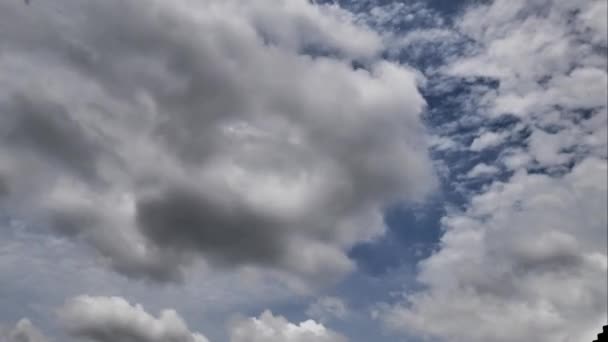 Nuage se déplaçant dans le temps vu.