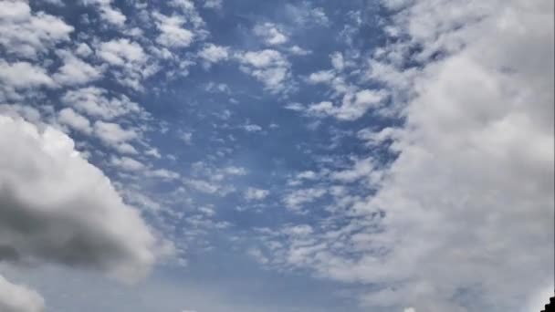 Nuage se déplaçant dans le temps vu.