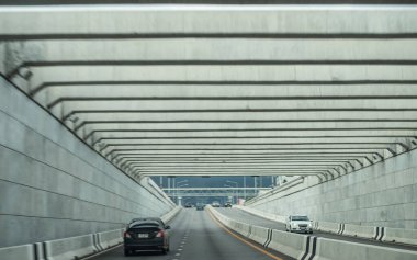 Tayland 'da karanlık gökyüzü ile bulanık tünel trafiği.