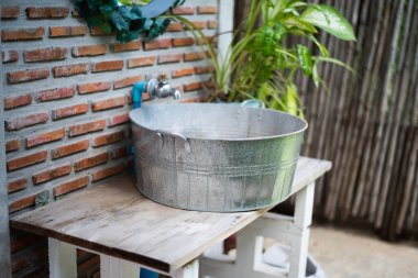 Lavaboları tuvalet yazı tipiyle kapat.