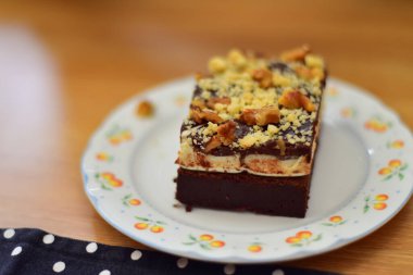 Bir grup insan kahvede tatlı yiyor..