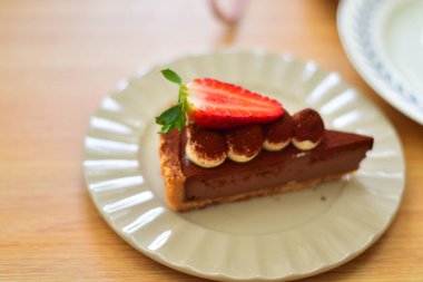 Bir grup insan kahvede tatlı yiyor..