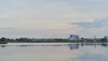 Bulutlar gece gündüz hareket ediyor.