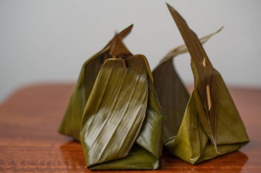 Muz yaprağıyla Tayland tatlısını kapat..