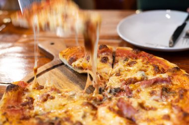 Tahta tabakta pizzayı kapat..