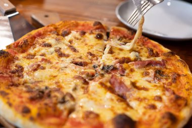 Tahta tabakta pizzayı kapat..