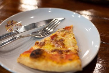 Tahta tabakta pizzayı kapat..