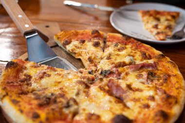 Tahta tabakta pizzayı kapat..