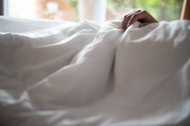 Beyaz yatak odasında uyuyan bulanık insanlar..