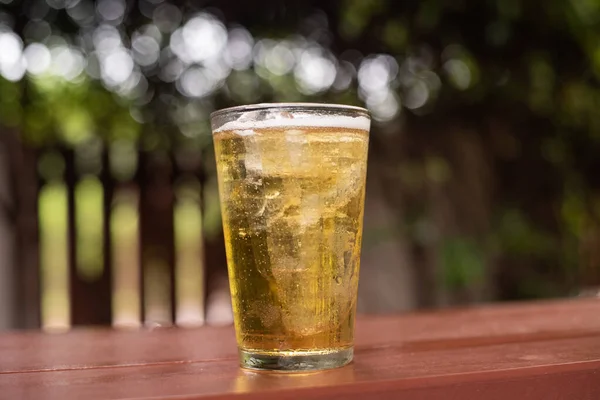 Glas Bier Vor Dunklem Hintergrund — Stockfoto