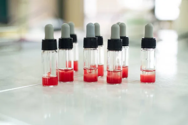 実験室の白いテーブルの上の標準的な細胞抗体スクリーニング ストック写真