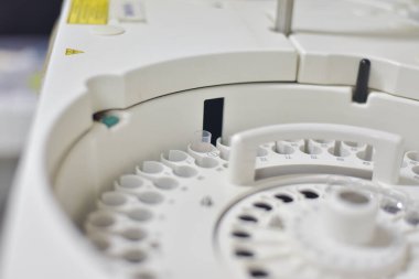 Ampule ilaç üretimi için tam otomatik dolgu ve mühür makinesi.